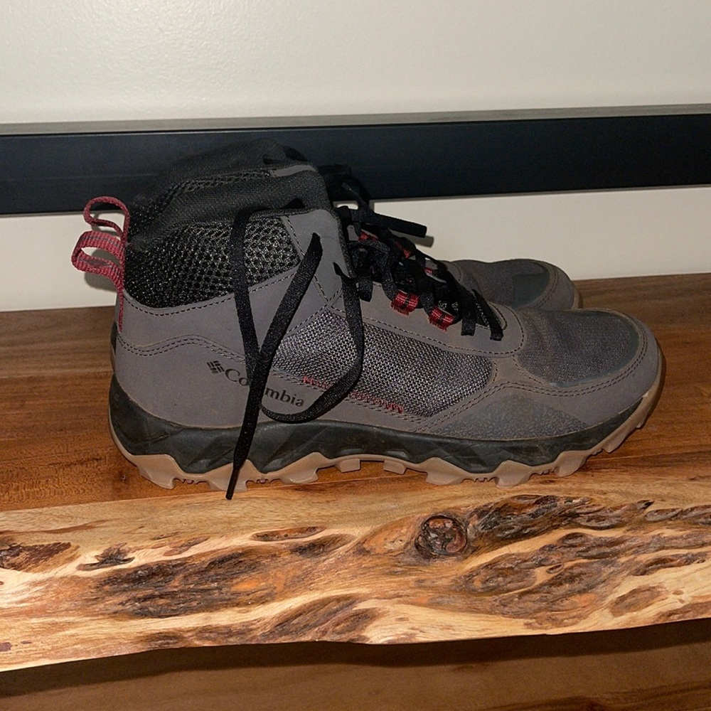 COLUMBIA HIKING BOOTS
